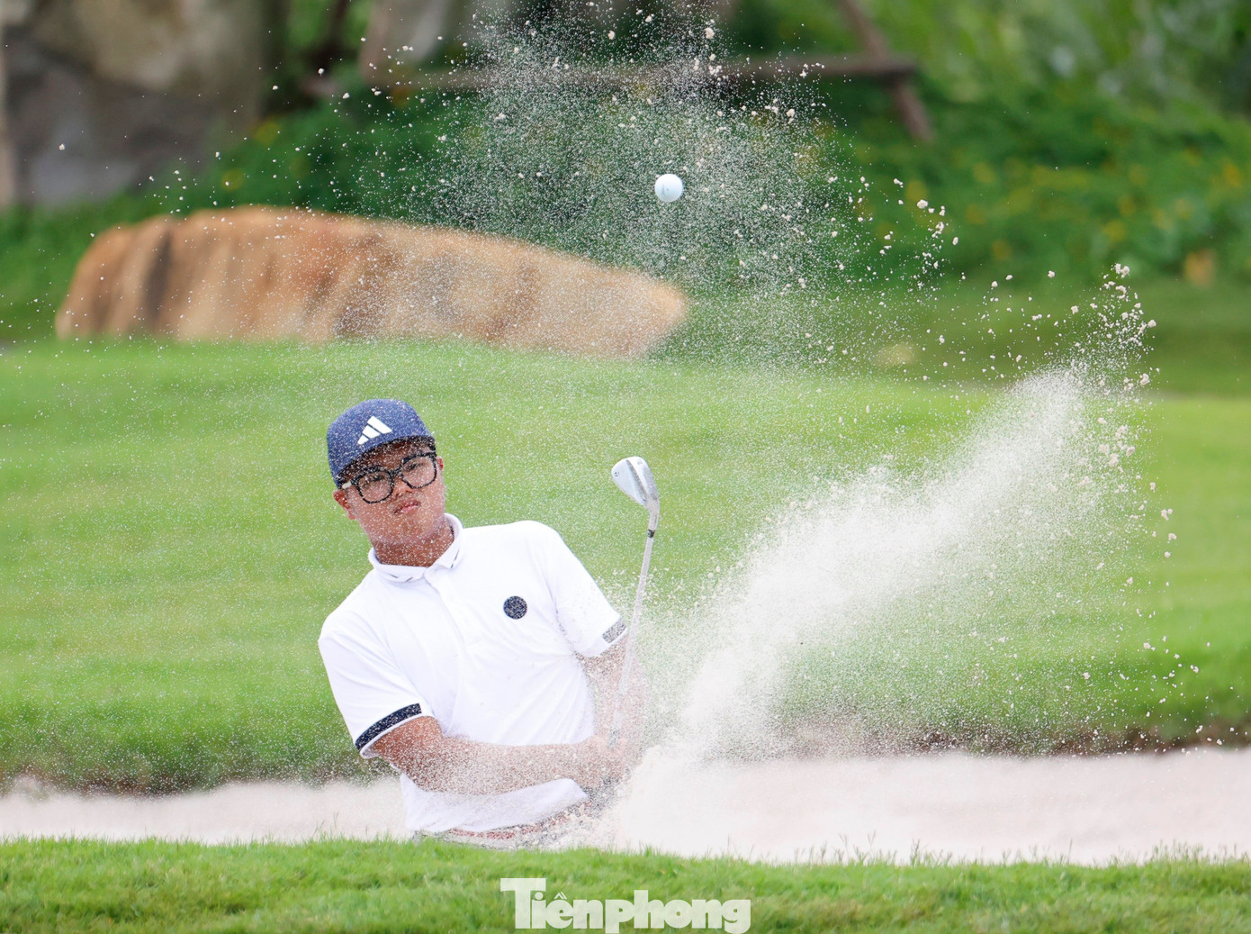 Không ít lần Nhất Long rơi vào rắc rối, như sa hố cát hay mắc bẫy nước. Không ít lần Nhất Long rơi vào rắc rối, như sa hố cát hay mắc bẫy nước.