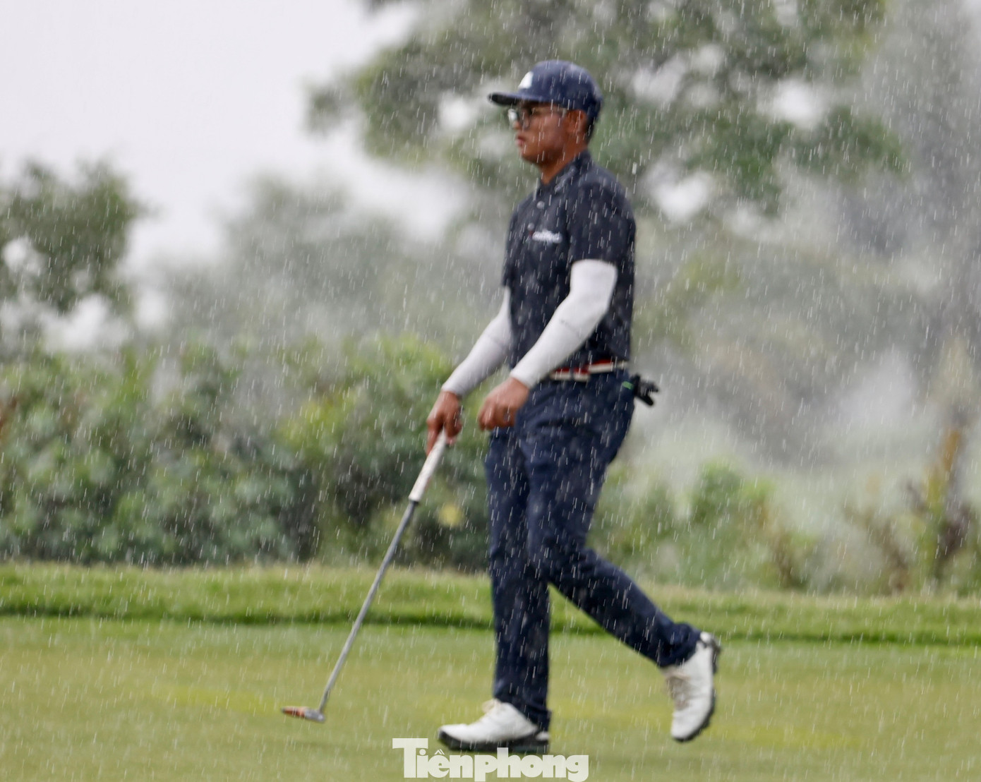 Nhất Long cũng không đổ lỗi cho thời tiết, nói rằng là một golfer chuyên nghiệp phải thích nghi với mọi tình huống. Nhất Long cũng không đổ lỗi cho thời tiết, nói rằng là một golfer chuyên nghiệp phải thích nghi với mọi tình huống.