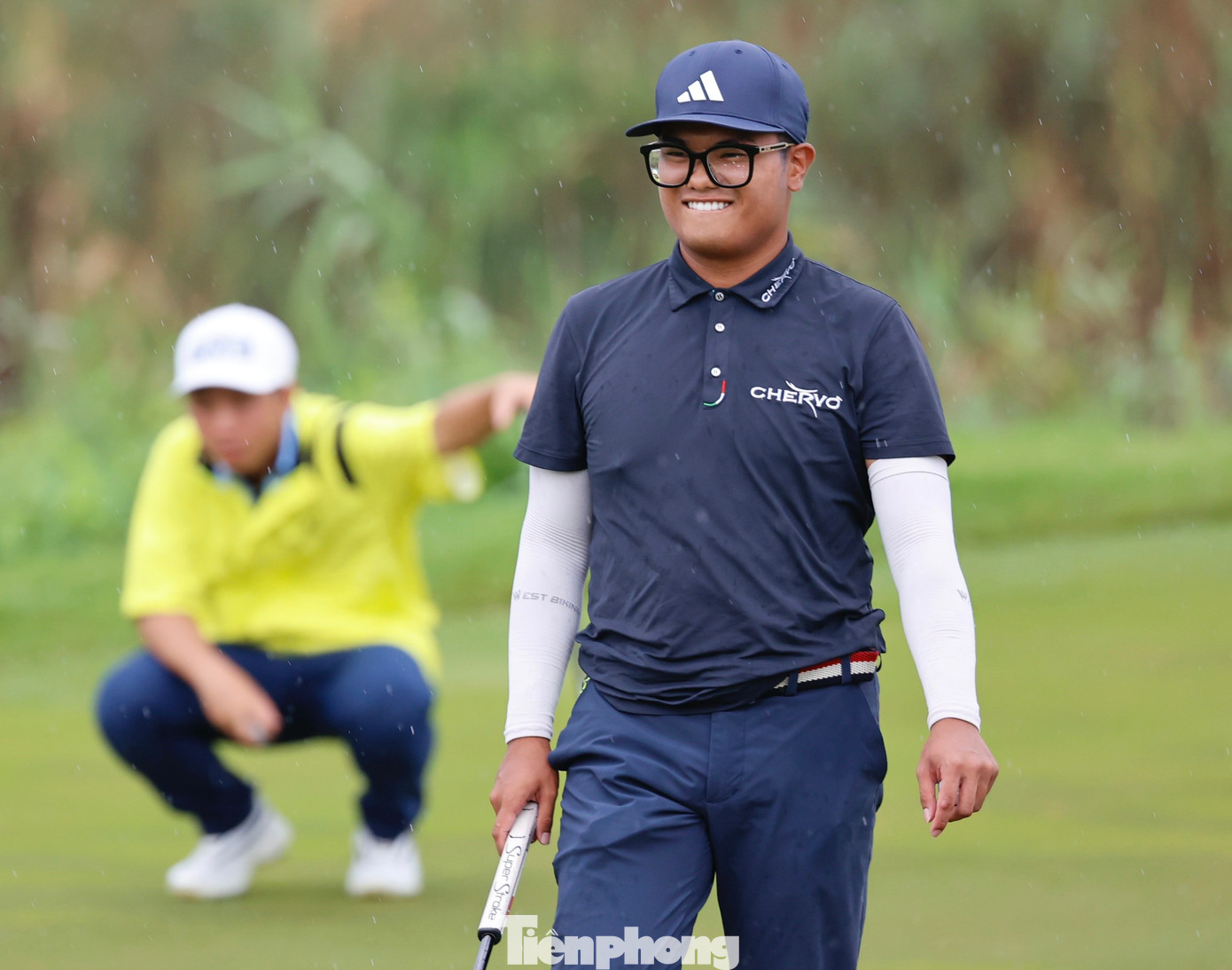 Tuy nhiên anh vẫn giữ vững tinh thần và sự tự tin. Tuy nhiên anh vẫn giữ vững tinh thần và sự tự tin.