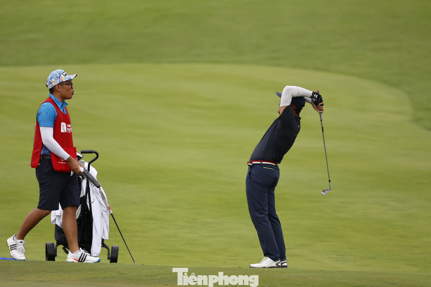 Sự ổn định giúp Nhất Long giành 1 birdie và không một lần mắc bogey trong 12 hố cuối, trong khi Anh Minh bị hai bogey và tụt lại phía sau. Sự ổn định giúp Nhất Long giành 1 birdie và không một lần mắc bogey trong 12 hố cuối, trong khi Anh Minh bị hai bogey và tụt lại phía sau.