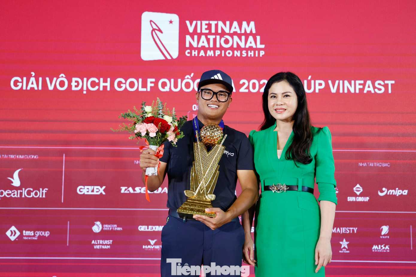 Bà Trần Thị Hoàng Mai - Giám đốc Sở Văn hóa và Thể thao Hải Phòng, đồng Trưởng ban tổ chức Giải Vô địch Golf Quốc gia năm 2023 - Cúp VinFast chụp ảnh lưu niệm cùng Nguyễn Nhất Long. Bà Trần Thị Hoàng Mai - Giám đốc Sở Văn hóa và Thể thao Hải Phòng, đồng Trưởng ban tổ chức Giải Vô địch Golf Quốc gia năm 2023 - Cúp VinFast chụp ảnh lưu niệm cùng Nguyễn Nhất Long.