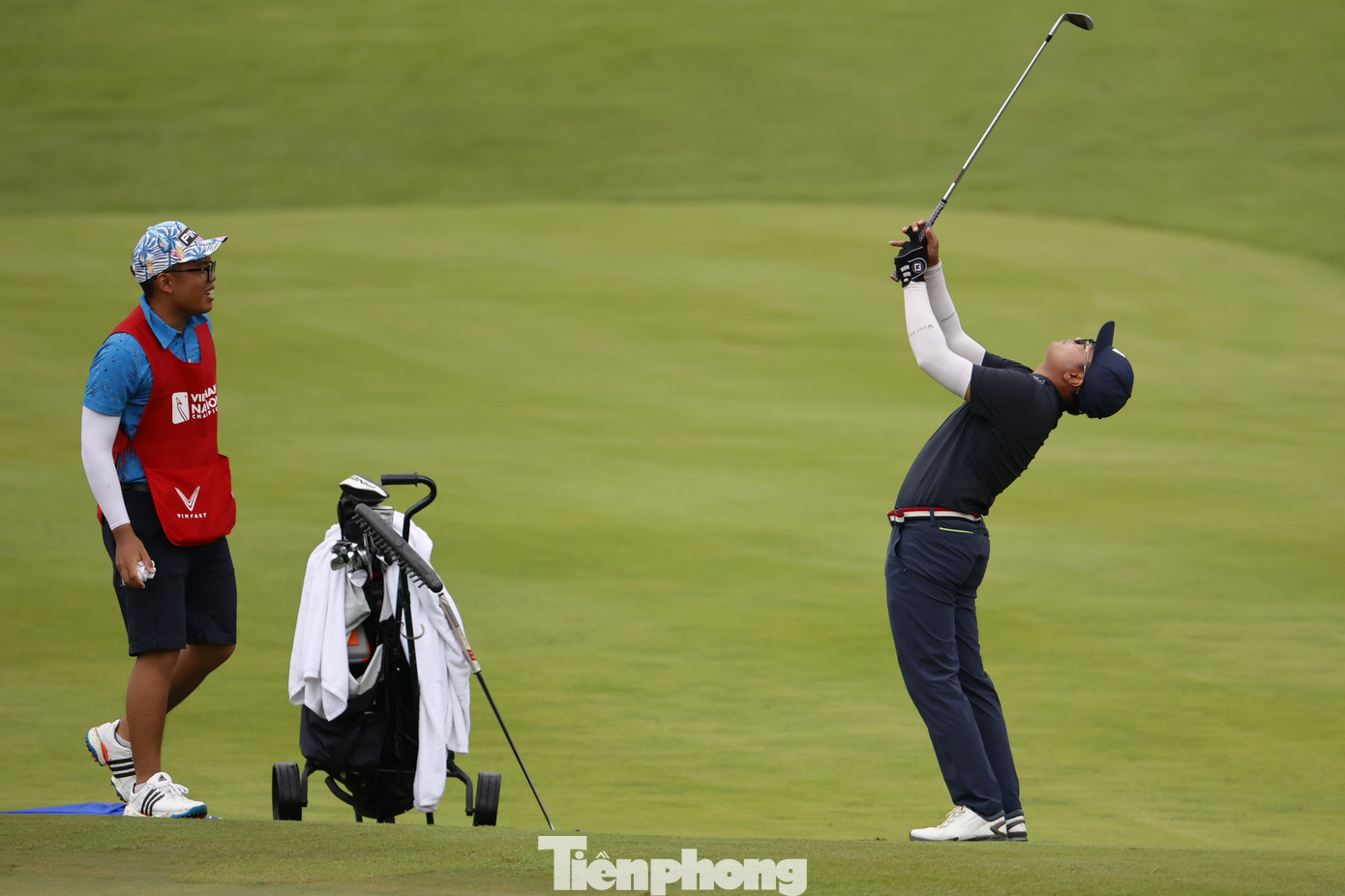 Sự ổn định giúp Nhất Long giành 1 birdie và không một lần mắc bogey trong 12 hố cuối, trong khi Anh Minh bị hai bogey và tụt lại phía sau. Sự ổn định giúp Nhất Long giành 1 birdie và không một lần mắc bogey trong 12 hố cuối, trong khi Anh Minh bị hai bogey và tụt lại phía sau.