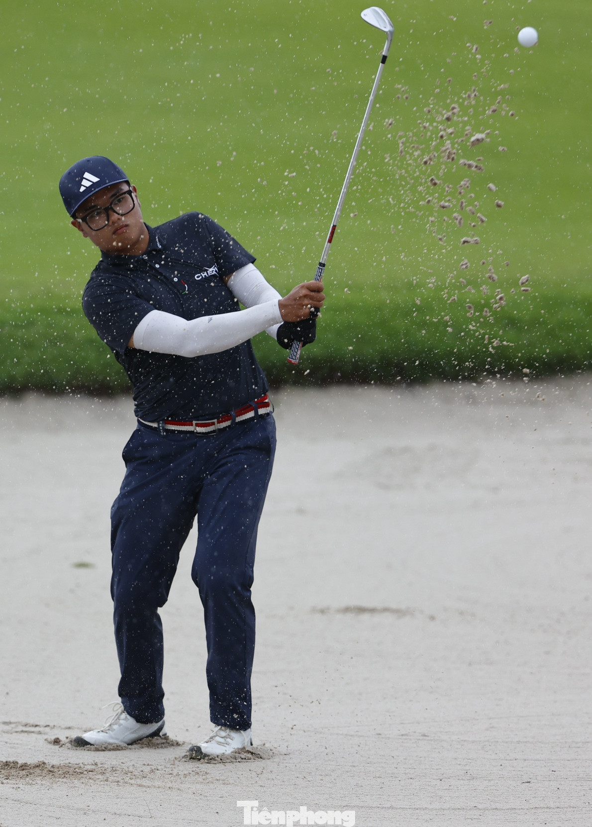 Nhưng golfer sinh năm 2003 vẫn điềm tĩnh vượt qua, duy trì phong độ ổn định và chờ đợi đối thủ mắc sai lầm. Nhưng golfer sinh năm 2003 vẫn điềm tĩnh vượt qua, duy trì phong độ ổn định và chờ đợi đối thủ mắc sai lầm.