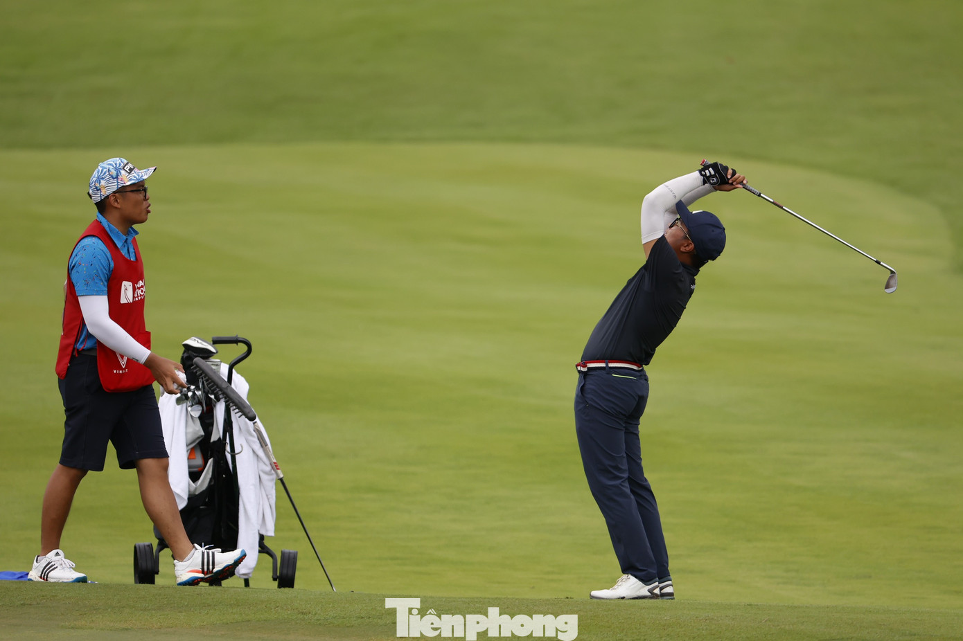 Sự ổn định giúp Nhất Long giành 1 birdie và không một lần mắc bogey trong 12 hố cuối, trong khi Anh Minh bị hai bogey và tụt lại phía sau. Sự ổn định giúp Nhất Long giành 1 birdie và không một lần mắc bogey trong 12 hố cuối, trong khi Anh Minh bị hai bogey và tụt lại phía sau.