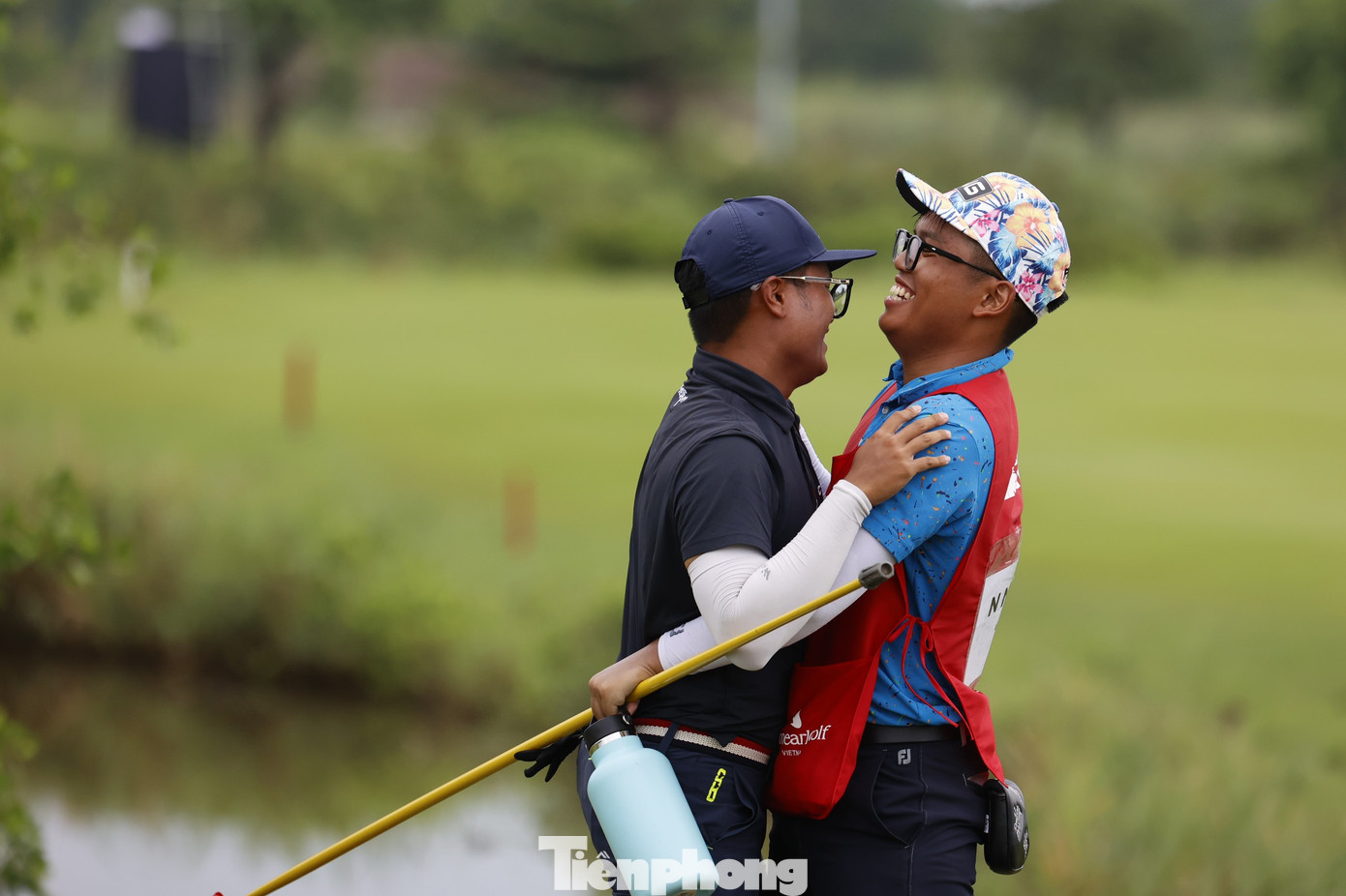 Phút vỡ òa cảm xúc của Nhất Long khi cán đích với điểm -4, ít hơn Anh Minh 1 gậy. Phút vỡ òa cảm xúc của Nhất Long khi cán đích với điểm -4, ít hơn Anh Minh 1 gậy.