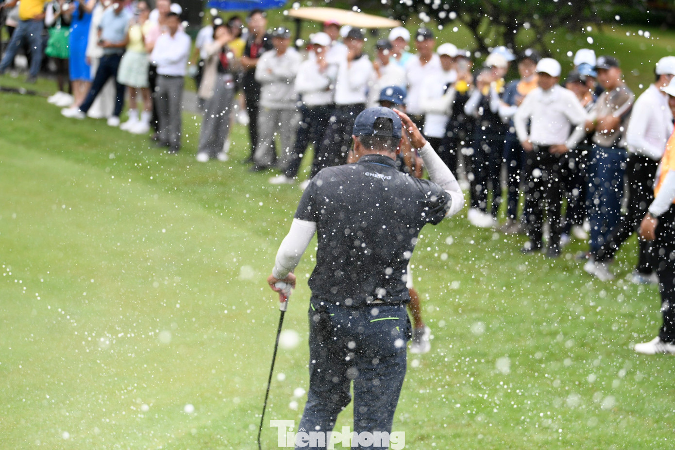 Phút vỡ òa cảm xúc của Nhất Long khi cán đích với điểm -4, ít hơn Anh Minh 1 gậy. Phút vỡ òa cảm xúc của Nhất Long khi cán đích với điểm -4, ít hơn Anh Minh 1 gậy.