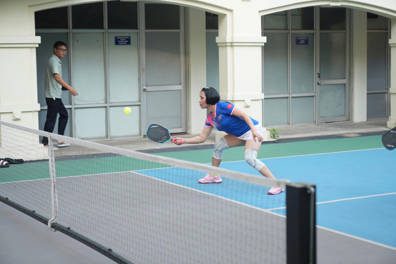 Bà Lê Thị Hoàng Yến thi đấu trên sân pickleball trong khuôn viên Cục TDTTVN. (Ảnh: Trọng Quân) Bà Lê Thị Hoàng Yến thi đấu trên sân pickleball trong khuôn viên Cục TDTTVN. (Ảnh: Trọng Quân)