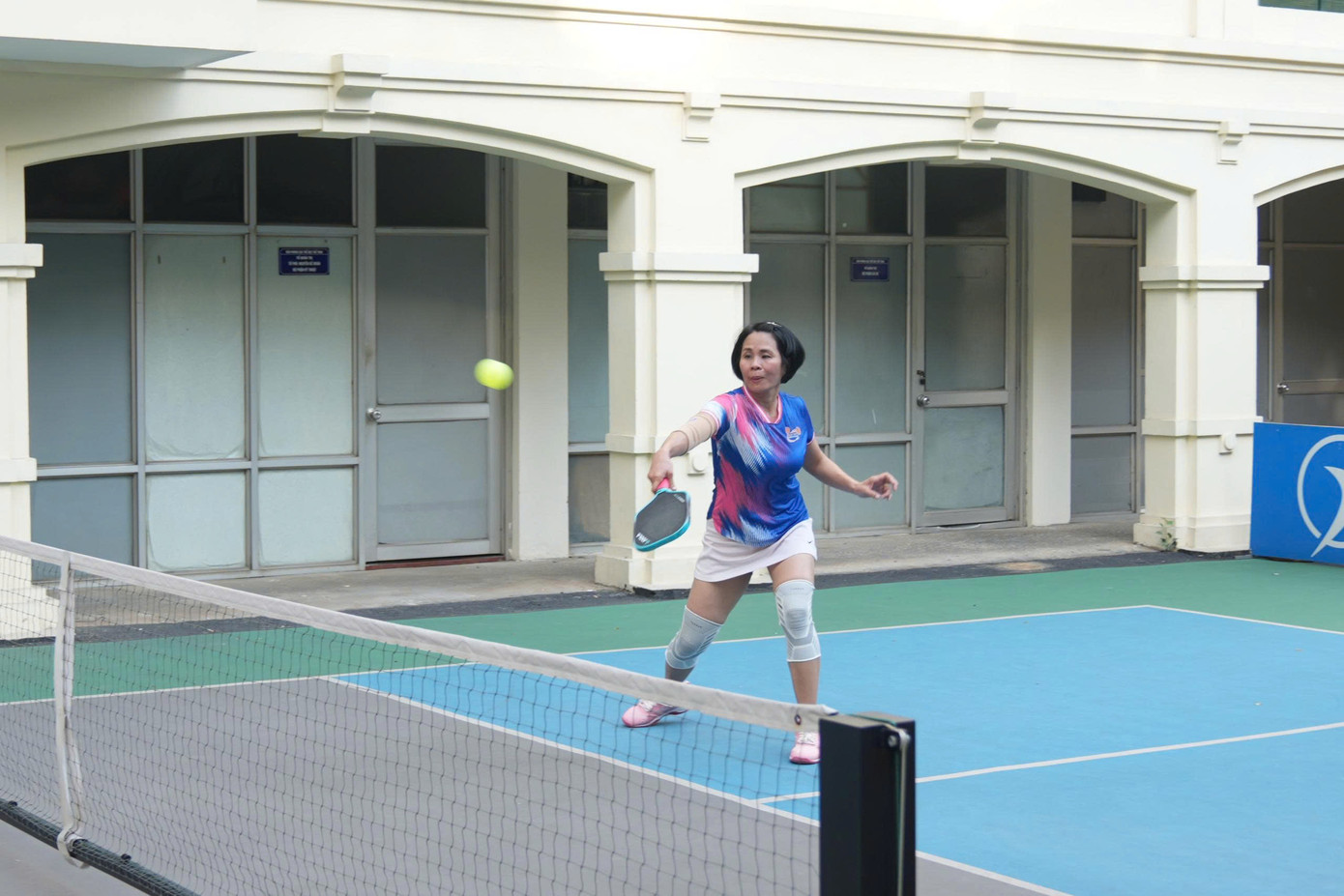Bà Lê Thị Hoàng Yến thi đấu trên sân pickleball trong khuôn viên Cục TDTTVN. (Ảnh: Trọng Quân) Bà Lê Thị Hoàng Yến thi đấu trên sân pickleball trong khuôn viên Cục TDTTVN. (Ảnh: Trọng Quân)