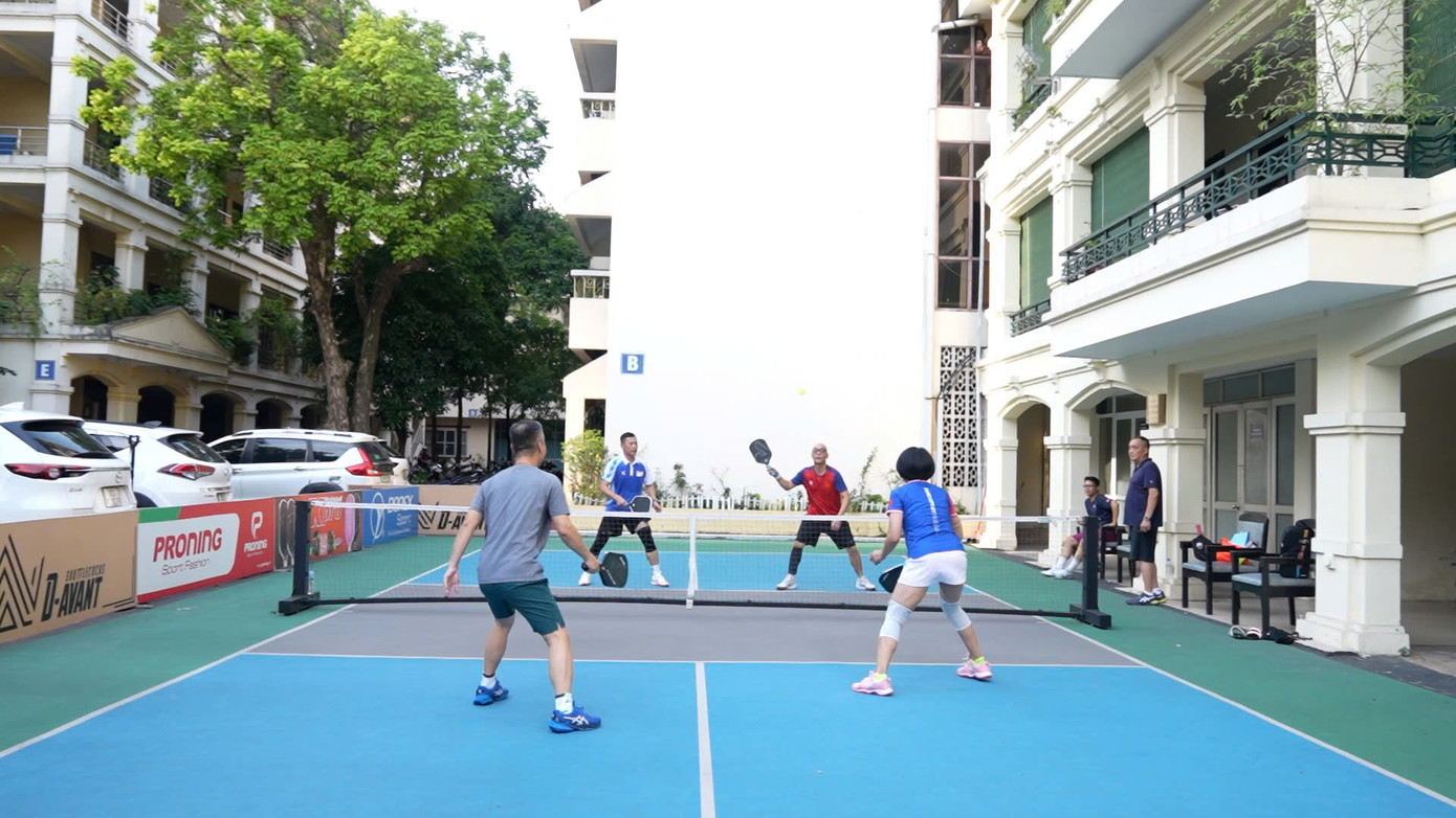 Bà Lê Thị Hoàng Yến thi đấu trên sân pickleball trong khuôn viên Cục TDTTVN. (Ảnh: Trọng Quân) Bà Lê Thị Hoàng Yến thi đấu trên sân pickleball trong khuôn viên Cục TDTTVN. (Ảnh: Trọng Quân)
