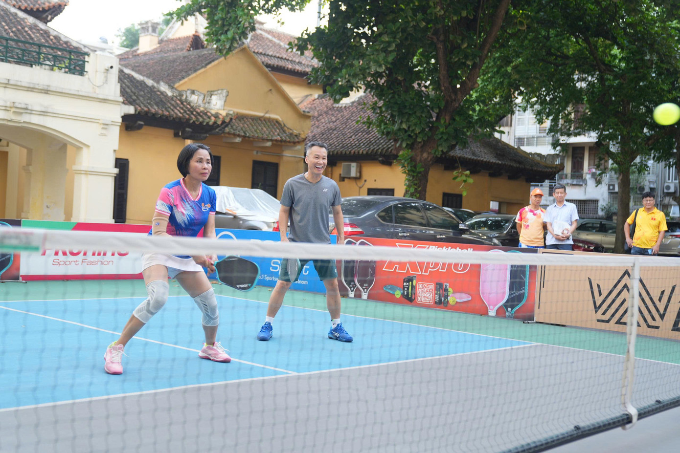 Bà Lê Thị Hoàng Yến thi đấu trên sân pickleball trong khuôn viên Cục TDTTVN. (Ảnh: Trọng Quân) Bà Lê Thị Hoàng Yến thi đấu trên sân pickleball trong khuôn viên Cục TDTTVN. (Ảnh: Trọng Quân)