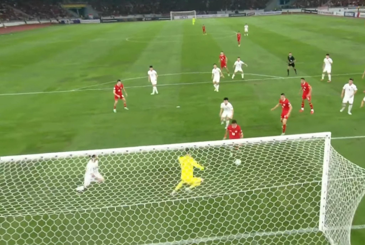 Tình huống lúng túng của hàng thủ Việt Nam sau quả ném biên của Arhan, dẫn đến bàn thắng duy nhất của Egy Maulana Vikri ở Vòng loại thứ hai World Cup 2026. Tình huống lúng túng của hàng thủ Việt Nam sau quả ném biên của Arhan, dẫn đến bàn thắng duy nhất của Egy Maulana Vikri ở Vòng loại thứ hai World Cup 2026.