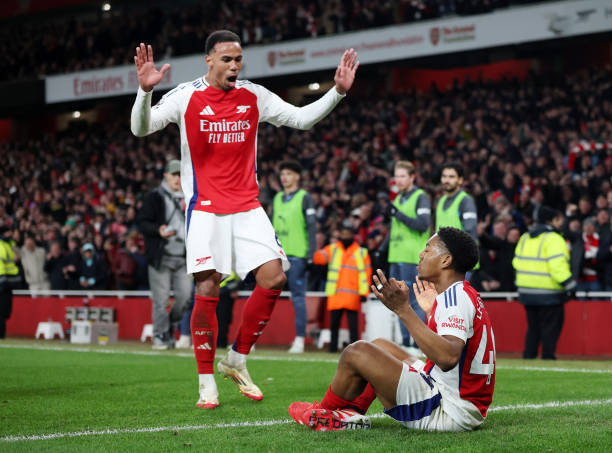 Lewis-Skelly ăn mừng bàn thắng bằng cách bắt chước kiểu ngồi thiền của Haaland.