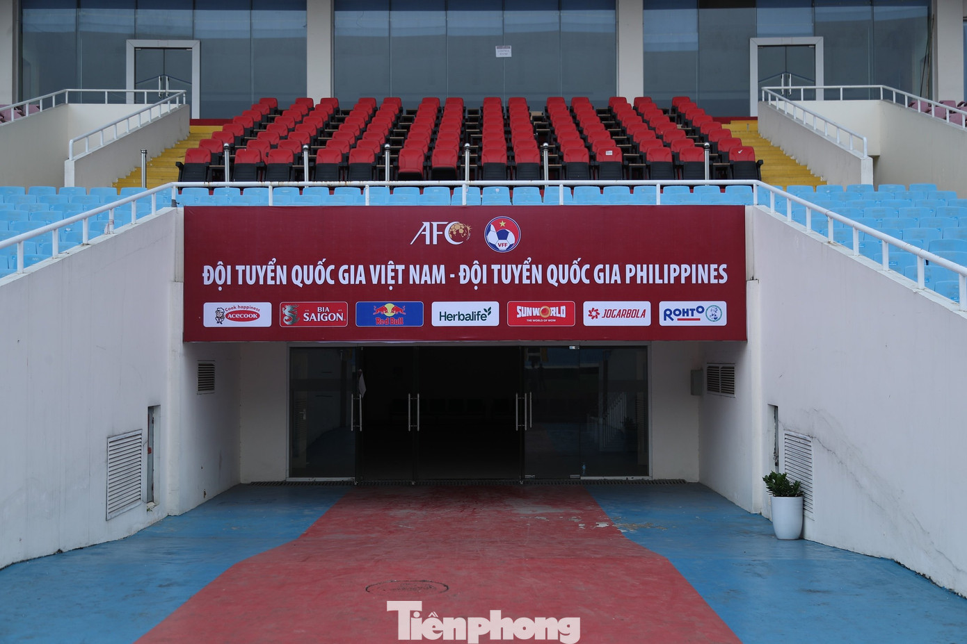 Trong ngày 4/6, tức 2 ngày trước khi trận đấu giữa ĐT Việt Nam và Philippines thuộc Vòng loại thứ hai World Cup 2026 diễn ra, nhiều hạng mục tại Mỹ Đình được gấp rút hoàn thiện.