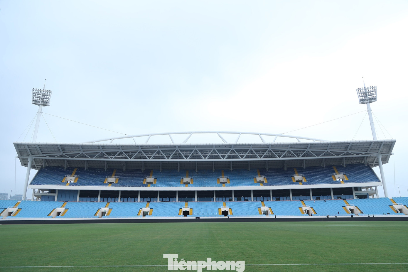 Được biết, để chuẩn bị cho trận đấu, Ban tổ chức đã có những biện pháp chăm sóc kịp thời, giữ cho cỏ có được màu xanh cần thiết và hạn chế tối đa tình trạng úa vàng.