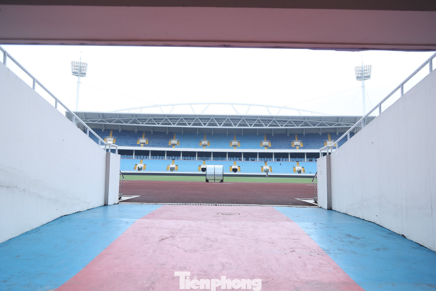 Sau hơn 2 tháng kể từ thất bại 0-3 trước Indonesia ngày 26/3, sân Mỹ Đình mới lại sáng đèn, chào đón các CĐV tới cổ vũ Những chiến binh Sao vàng.