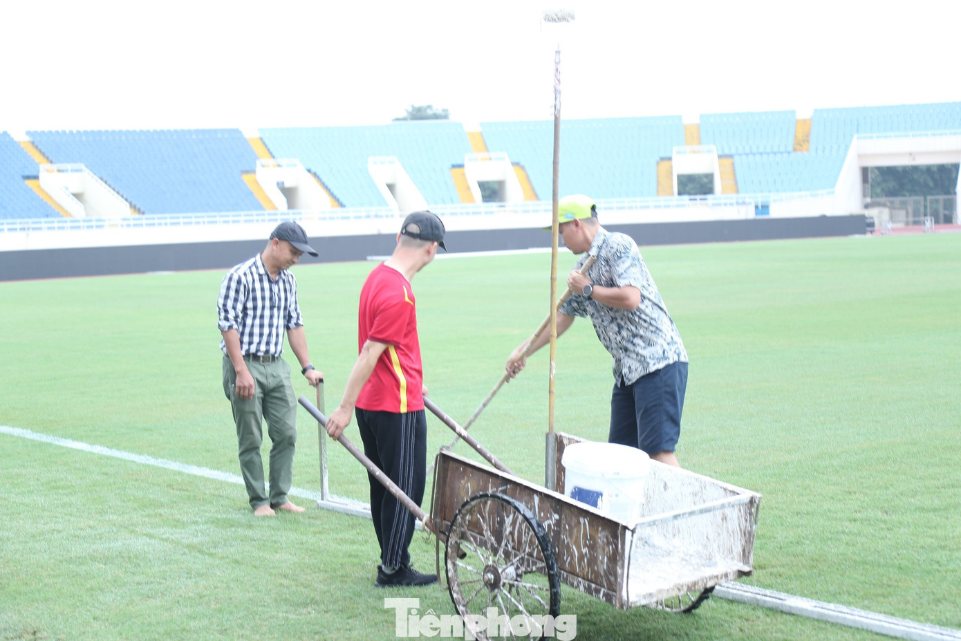 Tuy công cụ hỗ trợ khá thô sơ nhưng các nhân viên làm việc với tinh thần nghiêm túc và cẩn trọng.