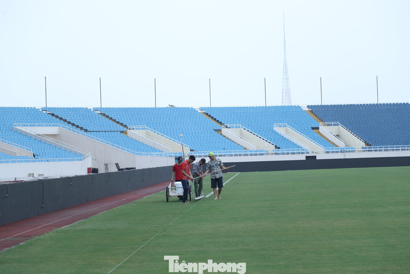 Tuy công cụ hỗ trợ khá thô sơ nhưng các nhân viên làm việc với tinh thần nghiêm túc và cẩn trọng.