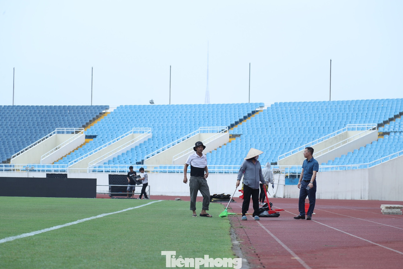Đội ngũ nhân viên của Mỹ Đình tiến hành dọn dẹp, đo đạc và kẻ lại vạch sân theo đúng tiêu chuẩn của trận đấu thuộc vòng loại World Cup.