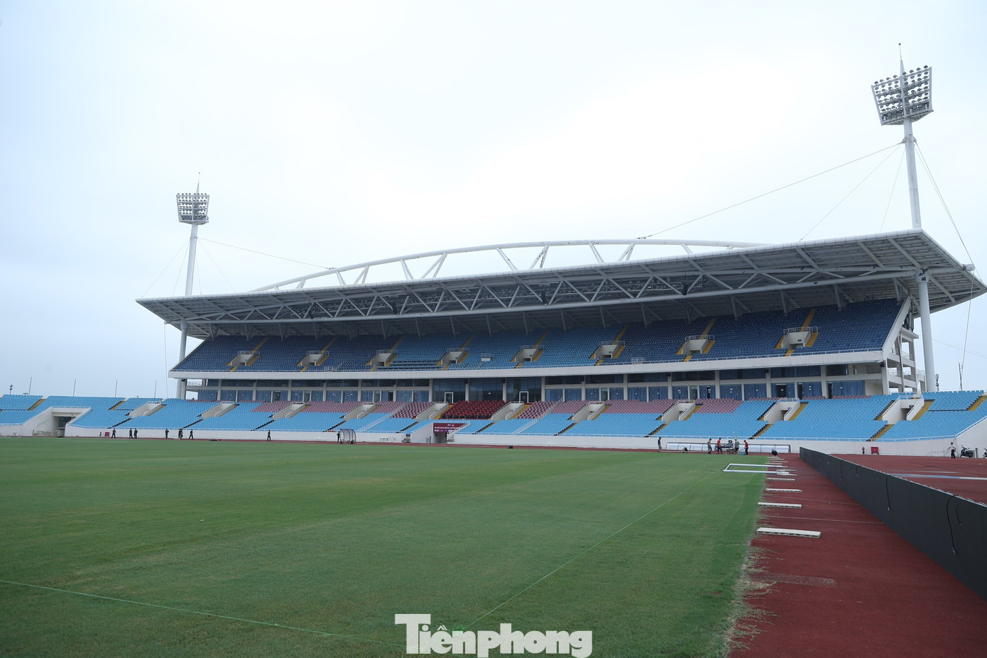 Được biết, để chuẩn bị cho trận đấu, Ban tổ chức đã có những biện pháp chăm sóc kịp thời, giữ cho cỏ có được màu xanh cần thiết và hạn chế tối đa tình trạng úa vàng.