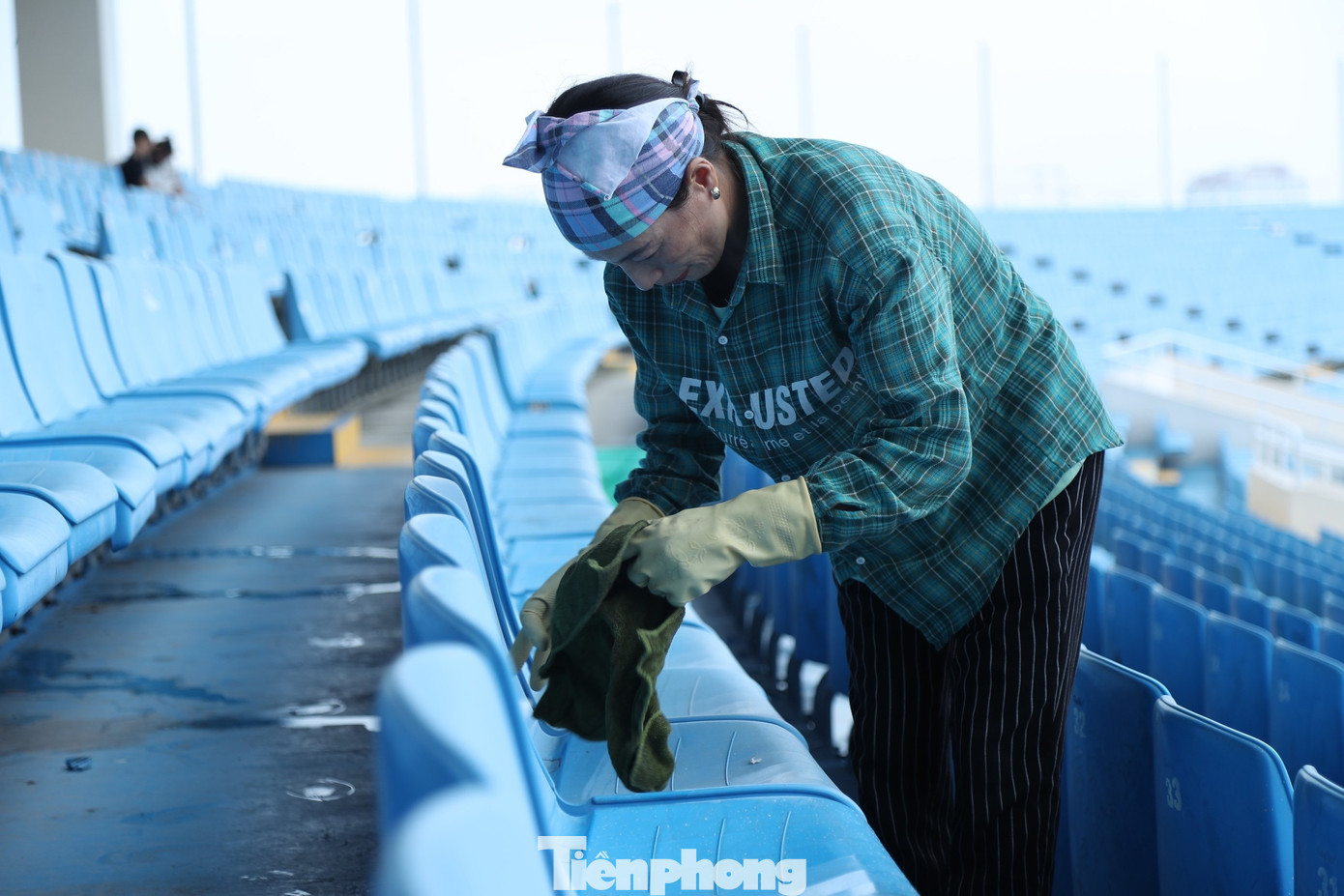 Phía trên khán đài, các hàng ghế cũng được vệ sinh sạch sẽ.