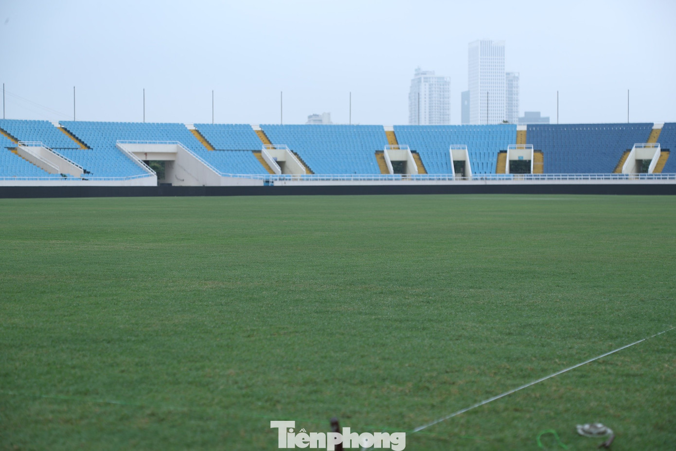 Được biết, để chuẩn bị cho trận đấu, Ban tổ chức đã có những biện pháp chăm sóc kịp thời, giữ cho cỏ có được màu xanh cần thiết và hạn chế tối đa tình trạng úa vàng.