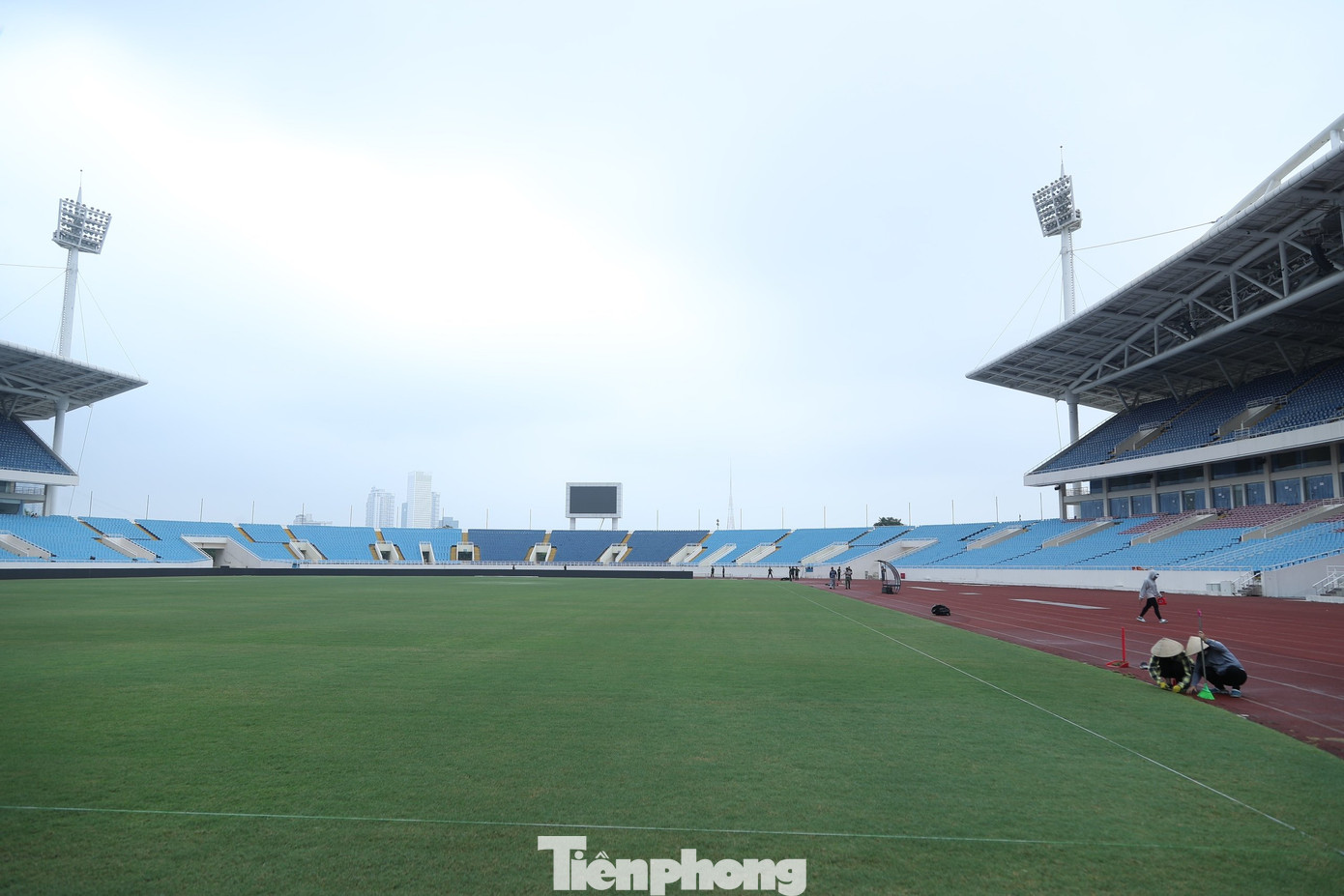 Được biết, để chuẩn bị cho trận đấu, Ban tổ chức đã có những biện pháp chăm sóc kịp thời, giữ cho cỏ có được màu xanh cần thiết và hạn chế tối đa tình trạng úa vàng.