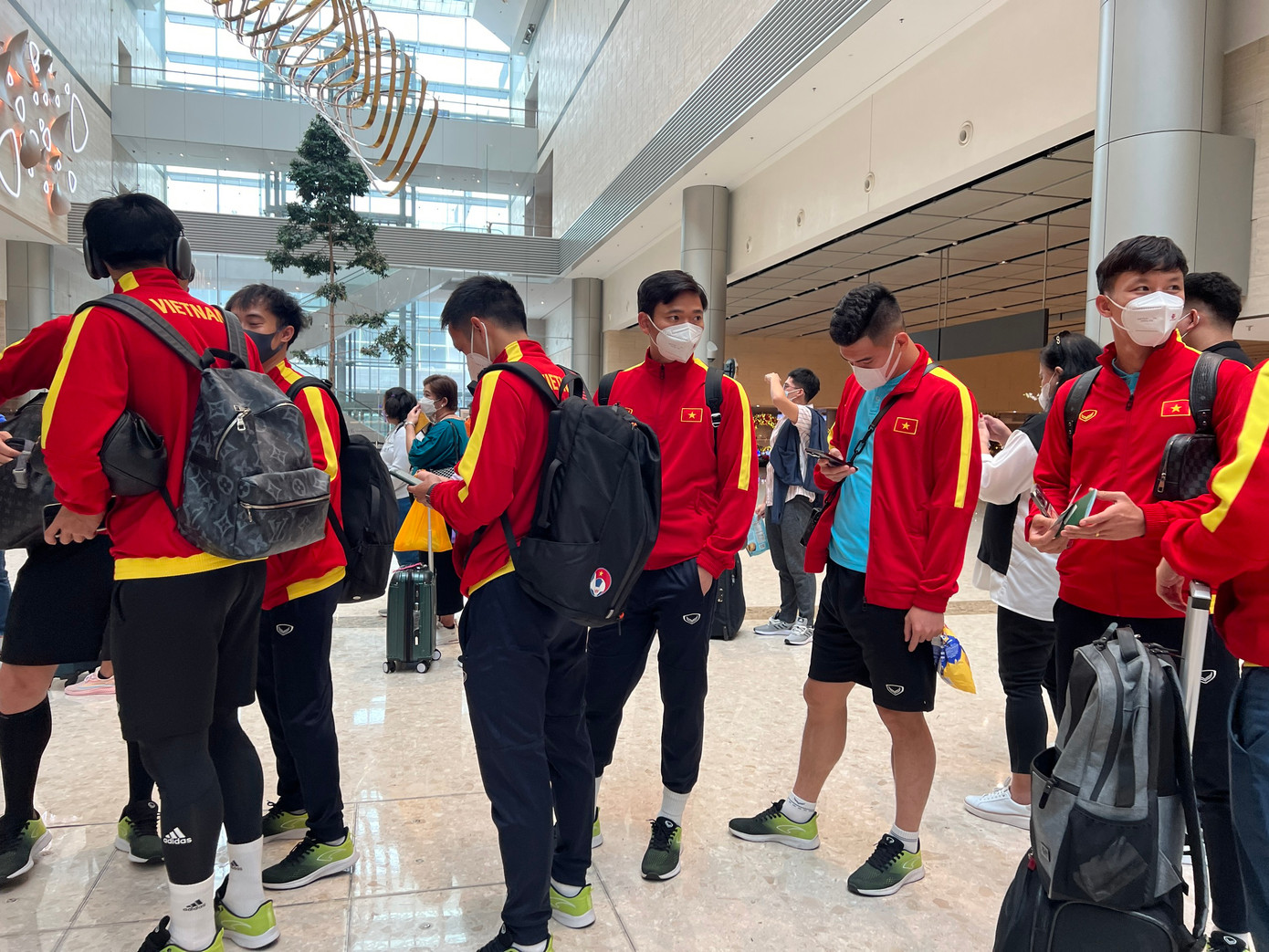 Hầu hết các cầu thủ đều tập trung vào điện thoại của mình.