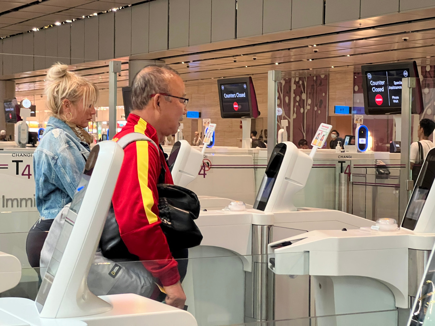 HLV Park Hang-seo làm thủ tục tại sân bay. Sau chiến thắng trước Malaysia, ông tiết lộ đã nói với các học trò về &quot;mong muốn giành chiến thắng vào ngày cuối năm để làm món quà cho người hâm mộ&quot;.