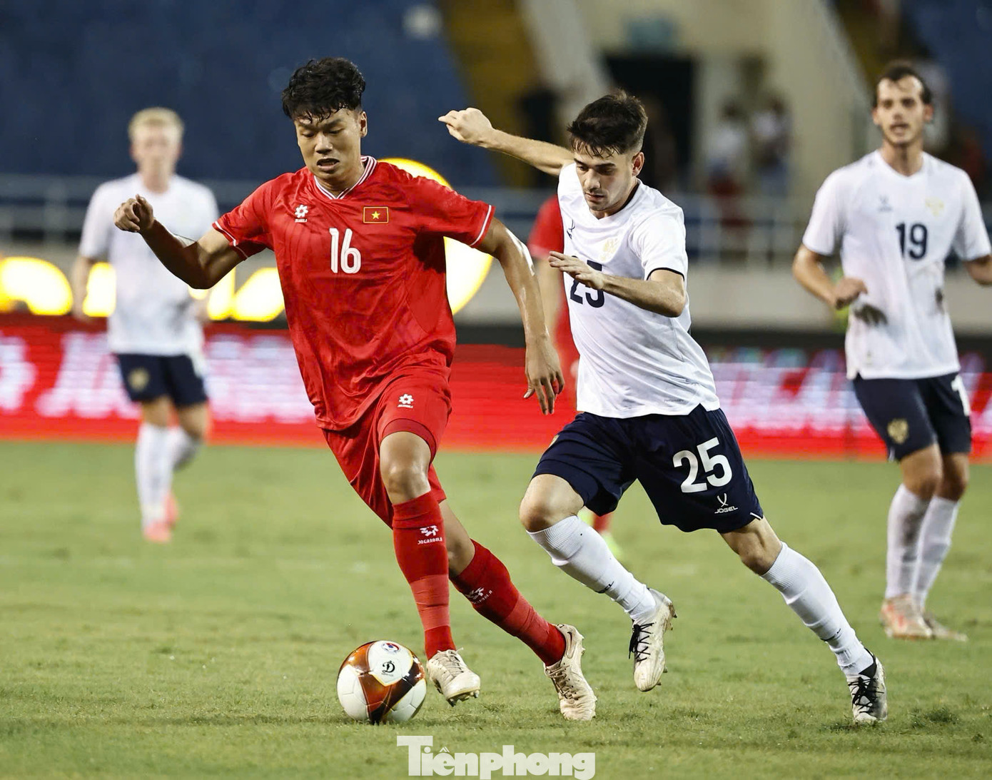 ĐT Nga dù với thành phần chủ yếu là các cầu thủ trẻ vẫn dễ dàng giành chiến thắng 3-0.