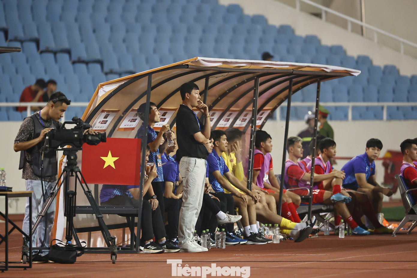 Các học trò của HLV Kim Sang-sik nhập cuộc không tệ, và tuyển Nga cũng không chơi với cường độ quá khủng khiếp. Thế nhưng bàn thua lại đến phút 25, sau thoáng mất tập trung của hàng thủ, cho phép Kuziaev băng vào đánh đầu cắt mặt, làm tung lưới Văn Lâm.