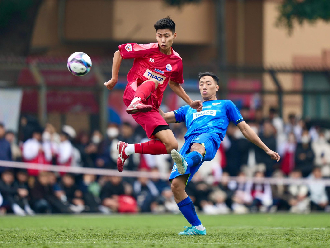 ĐH Thủy Lợi (áo đỏ) giành chiến thắng đậm với tỷ số 7-0 trong ngày khai mạc. (Ảnh: Thanh Xuân)