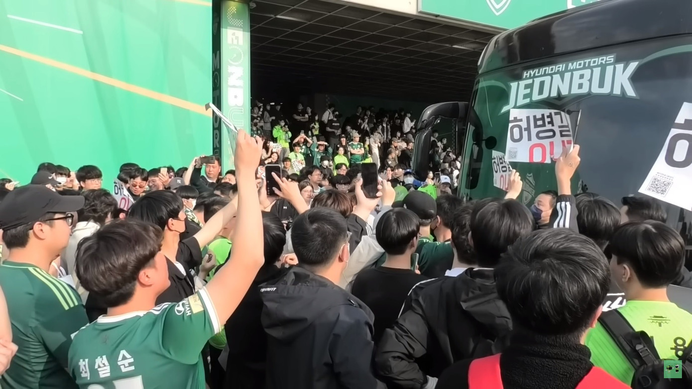 CĐV Jeonbuk chặn xe bus, phản đối Kim Sang-sik vào năm 2023. CĐV Jeonbuk chặn xe bus, phản đối Kim Sang-sik vào năm 2023.