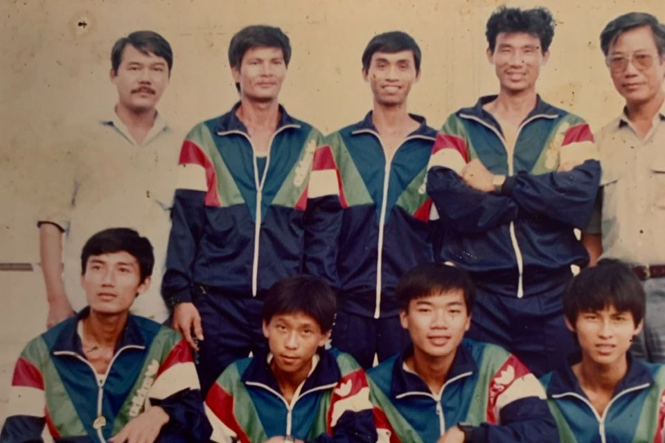 Ông Phí Bắc Việt (ngoài cùng bên trái, hàng đứng) và ông Huỳnh Trọng Thông (đứng kế), hai tên tuổi góp phần gây dựng phong trào thể thao Phú Yên sau ngày tái lập tỉnh. (Ảnh: Trung tâm Huấn luyện và thi đấu thể thao Phú Yên cung cấp)