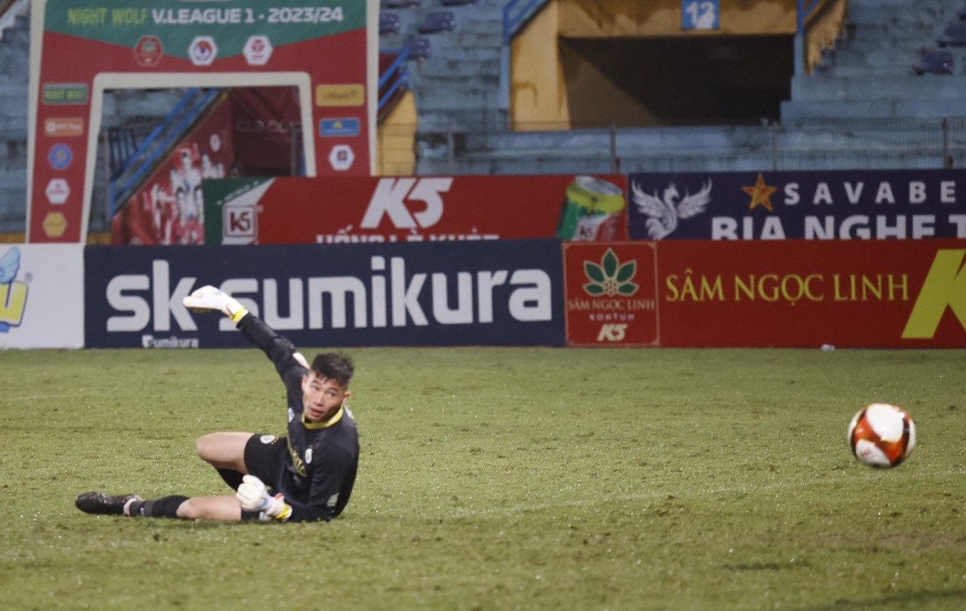 Văn Quyết và đồng đội hưởng niềm vui thắng trận trước CLB TP.HCM sau 3 trận toàn hòa và thua ảnh 50