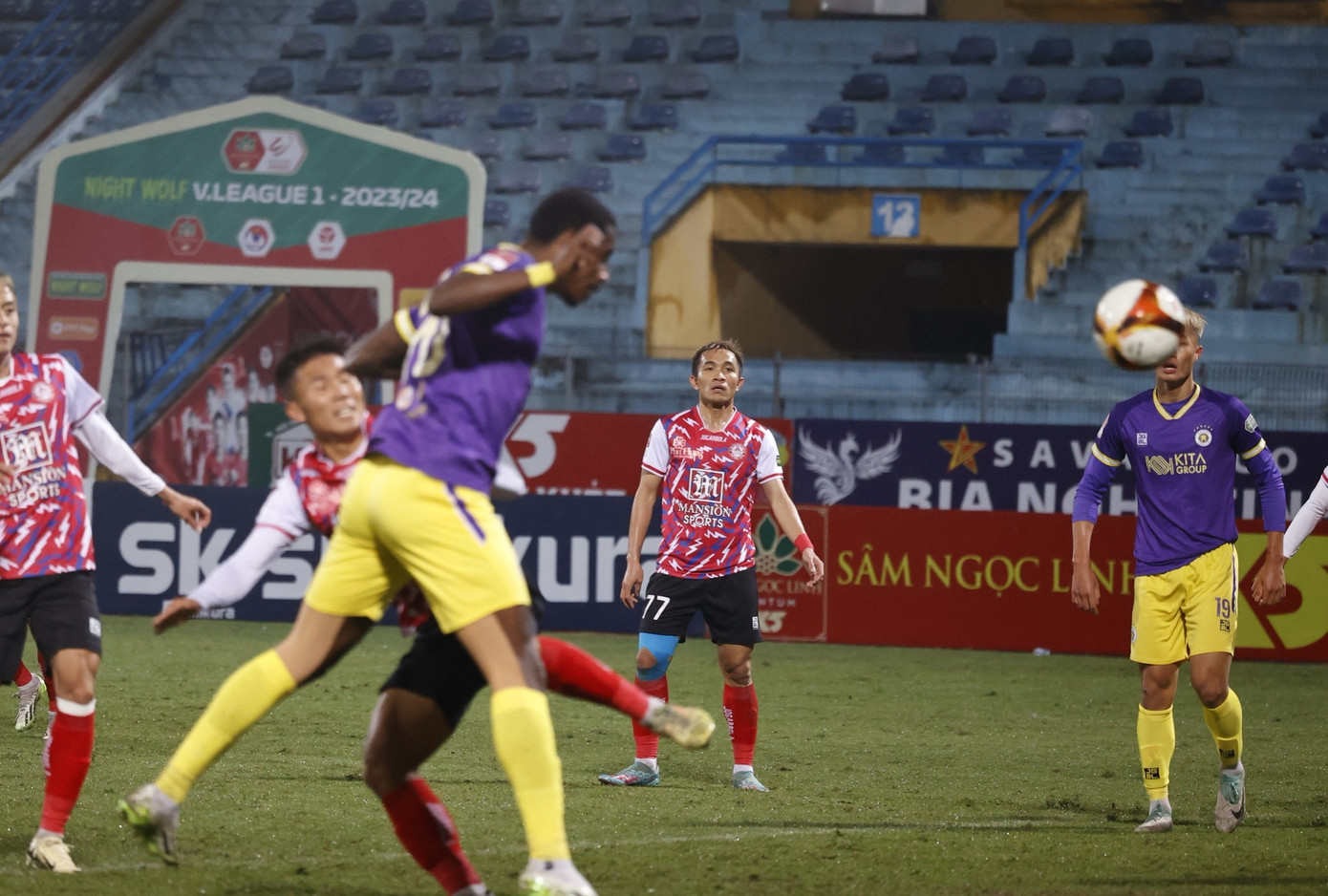 Văn Quyết và đồng đội hưởng niềm vui thắng trận trước CLB TP.HCM sau 3 trận toàn hòa và thua ảnh 14