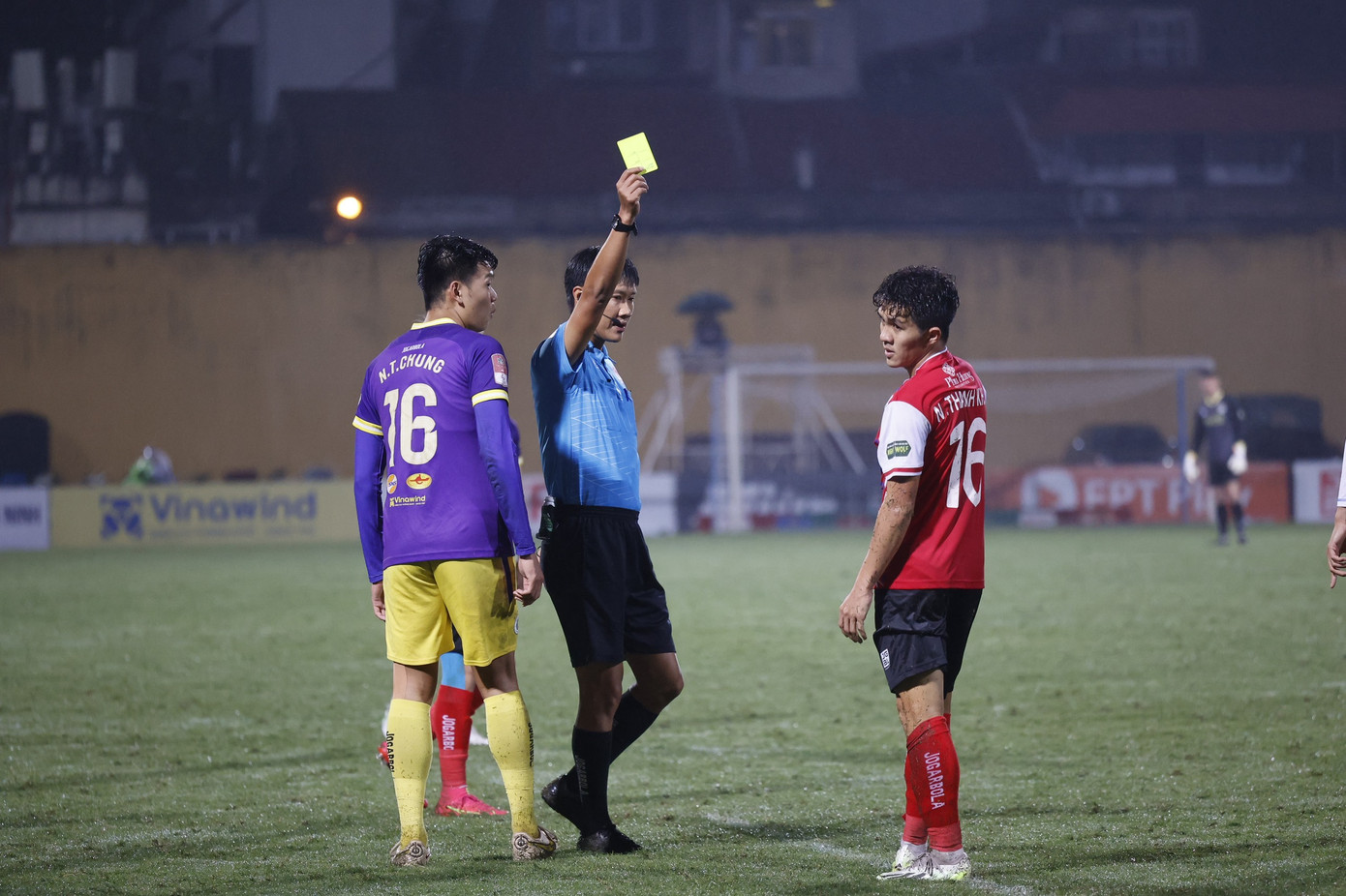 Văn Quyết và đồng đội hưởng niềm vui thắng trận trước CLB TP.HCM sau 3 trận toàn hòa và thua ảnh 28