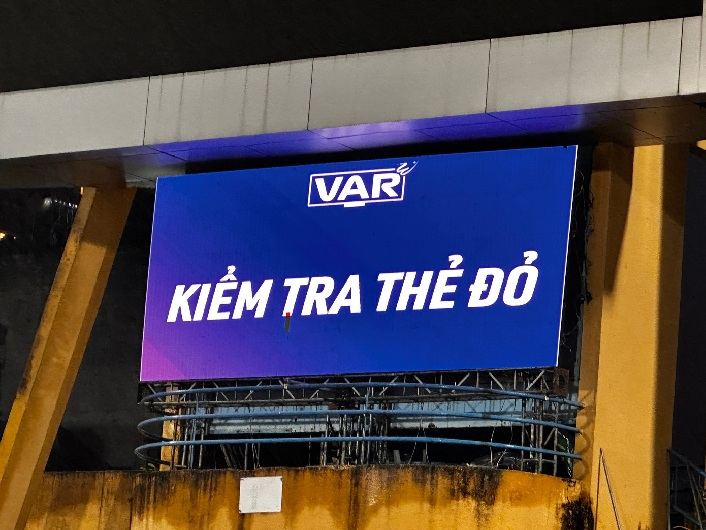 Văn Quyết và đồng đội hưởng niềm vui thắng trận trước CLB TP.HCM sau 3 trận toàn hòa và thua ảnh 8