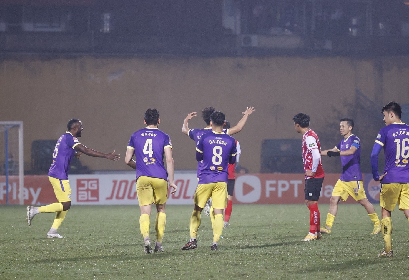 Văn Quyết và đồng đội hưởng niềm vui thắng trận trước CLB TP.HCM sau 3 trận toàn hòa và thua ảnh 56