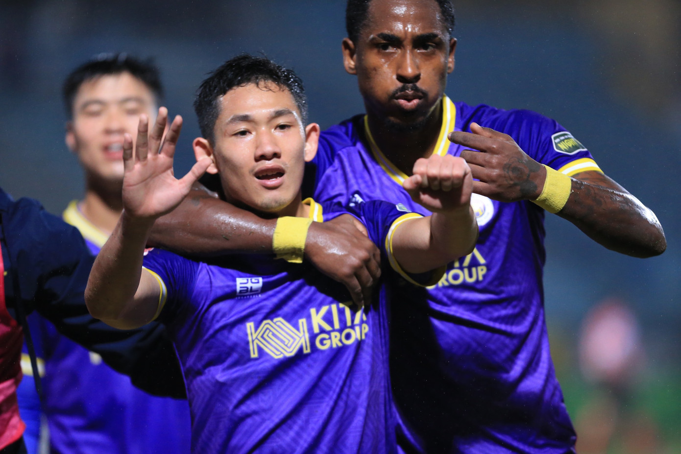 Văn Quyết và đồng đội hưởng niềm vui thắng trận trước CLB TP.HCM sau 3 trận toàn hòa và thua ảnh 43
