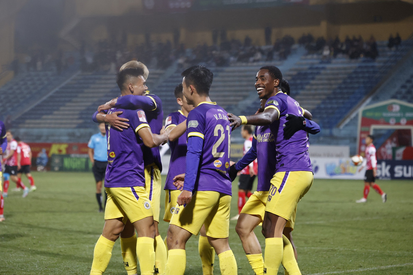 Văn Quyết và đồng đội hưởng niềm vui thắng trận trước CLB TP.HCM sau 3 trận toàn hòa và thua ảnh 17