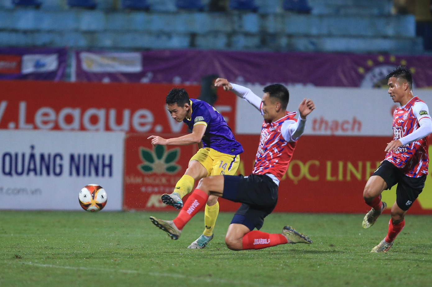 Văn Quyết và đồng đội hưởng niềm vui thắng trận trước CLB TP.HCM sau 3 trận toàn hòa và thua ảnh 41