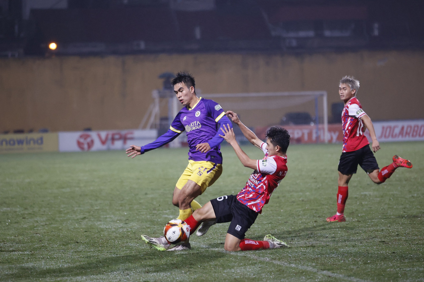 Văn Quyết và đồng đội hưởng niềm vui thắng trận trước CLB TP.HCM sau 3 trận toàn hòa và thua ảnh 27