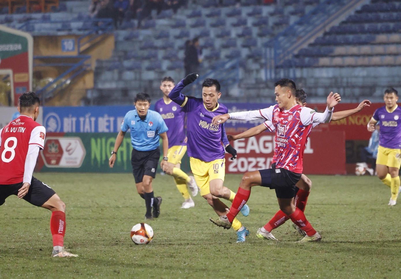 Văn Quyết và đồng đội hưởng niềm vui thắng trận trước CLB TP.HCM sau 3 trận toàn hòa và thua ảnh 37