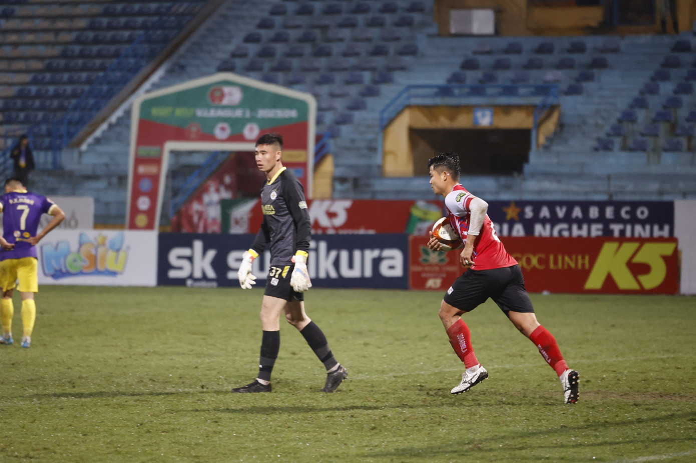 Văn Quyết và đồng đội hưởng niềm vui thắng trận trước CLB TP.HCM sau 3 trận toàn hòa và thua ảnh 51