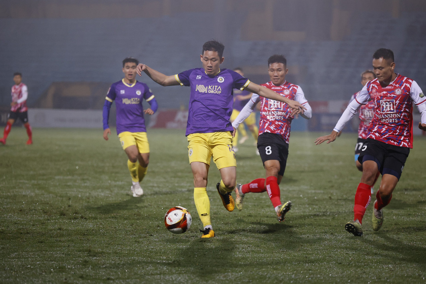 Văn Quyết và đồng đội hưởng niềm vui thắng trận trước CLB TP.HCM sau 3 trận toàn hòa và thua ảnh 20