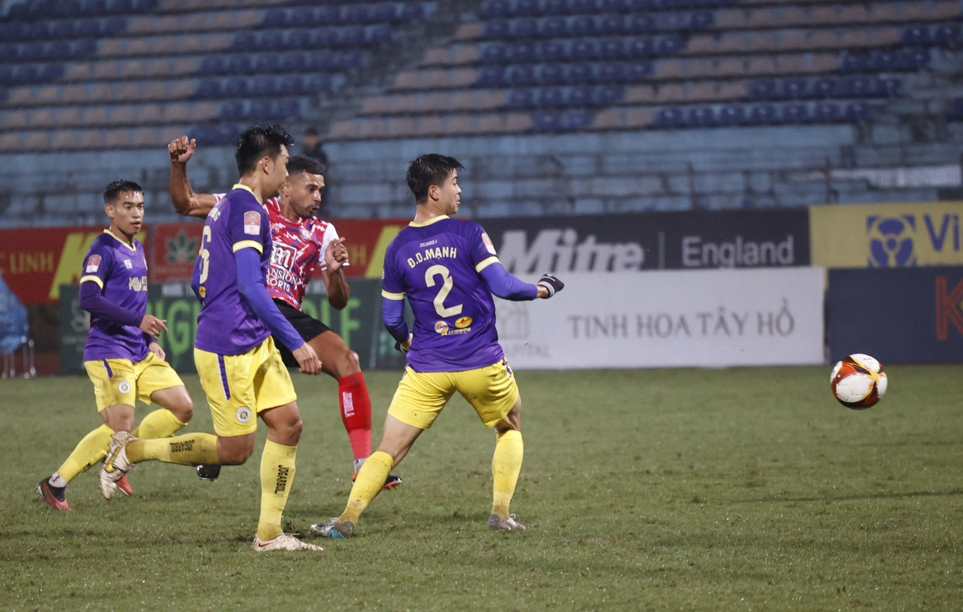 Văn Quyết và đồng đội hưởng niềm vui thắng trận trước CLB TP.HCM sau 3 trận toàn hòa và thua ảnh 49