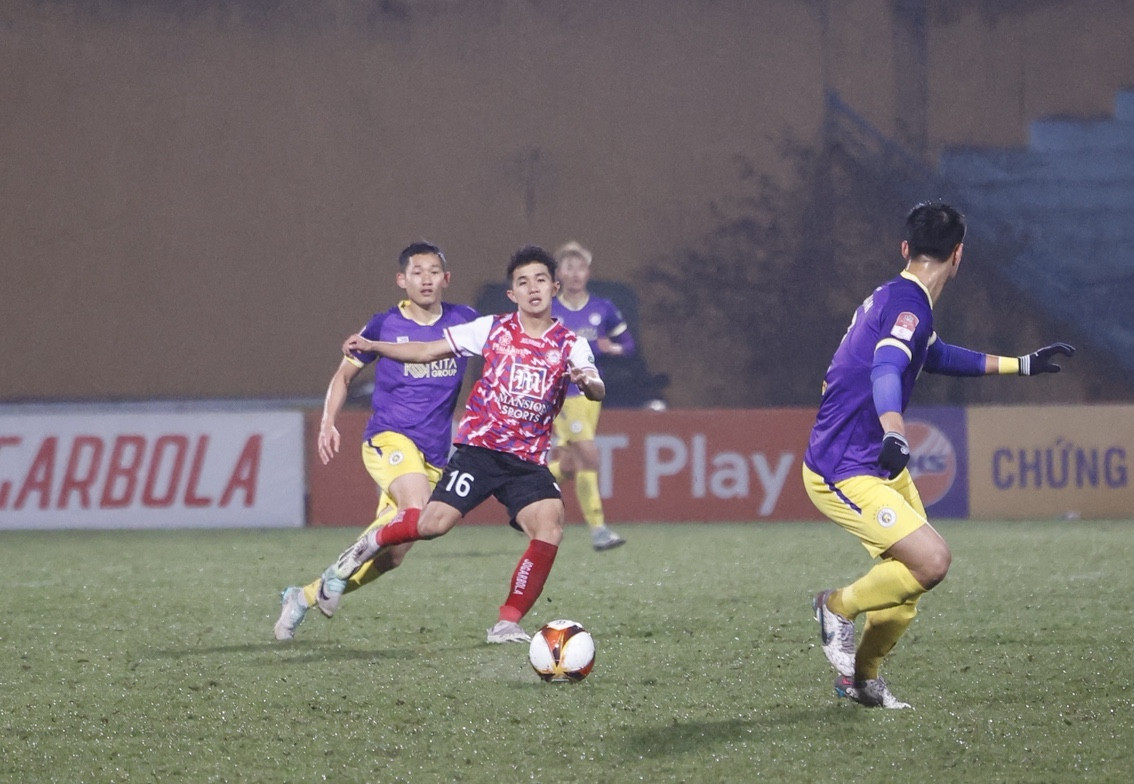 Văn Quyết và đồng đội hưởng niềm vui thắng trận trước CLB TP.HCM sau 3 trận toàn hòa và thua ảnh 38