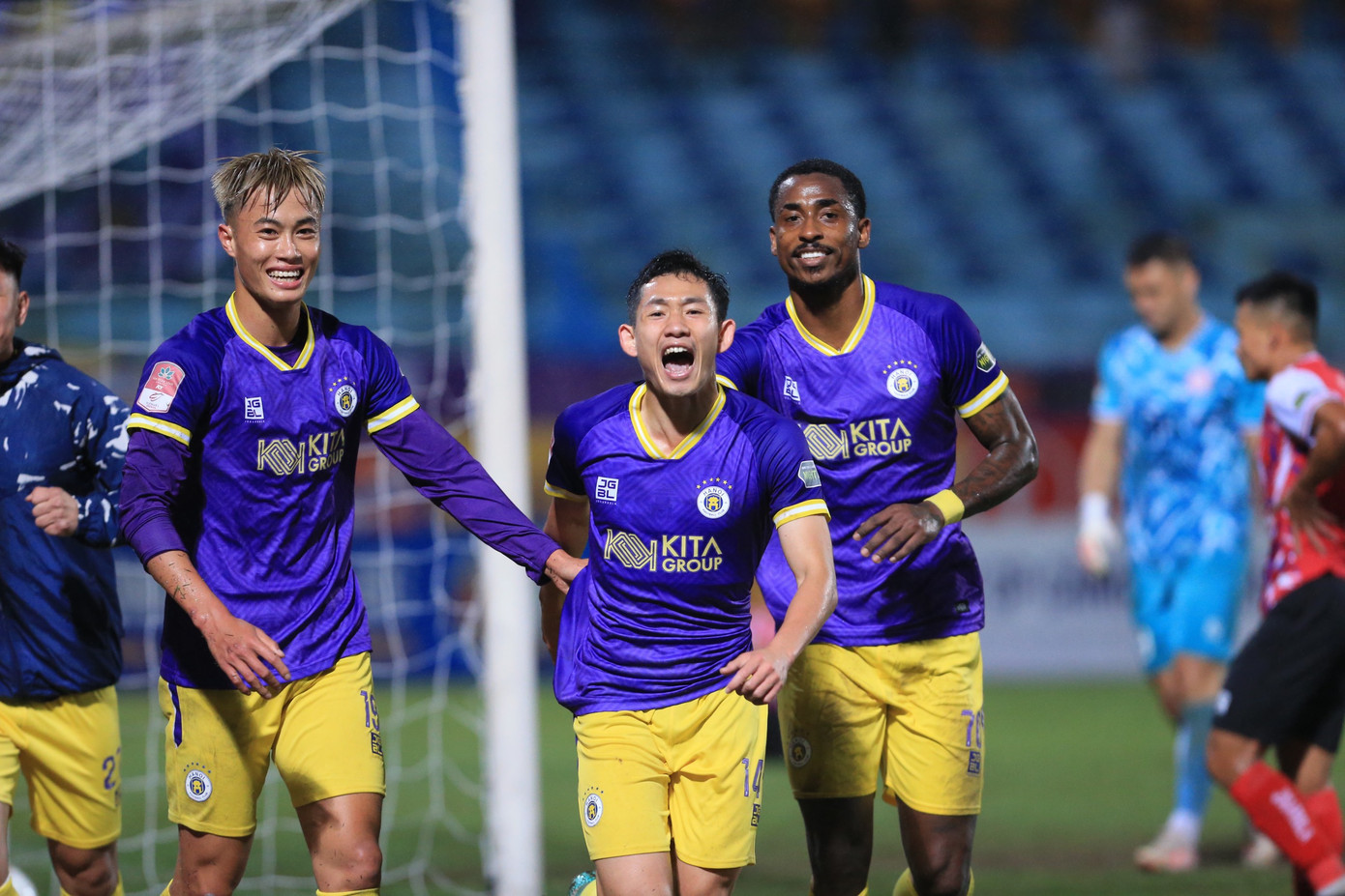 Văn Quyết và đồng đội hưởng niềm vui thắng trận trước CLB TP.HCM sau 3 trận toàn hòa và thua ảnh 42