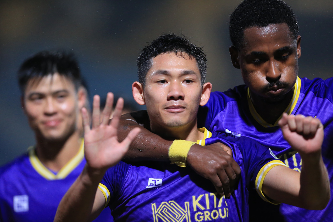 Văn Quyết và đồng đội hưởng niềm vui thắng trận trước CLB TP.HCM sau 3 trận toàn hòa và thua ảnh 44