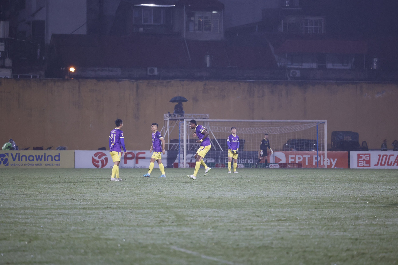 Văn Quyết và đồng đội hưởng niềm vui thắng trận trước CLB TP.HCM sau 3 trận toàn hòa và thua ảnh 5